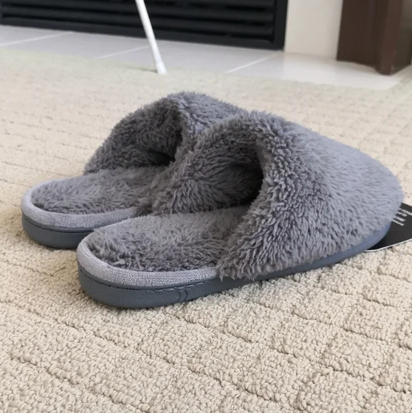 Isotoner Slippers - Picture 3 of 4